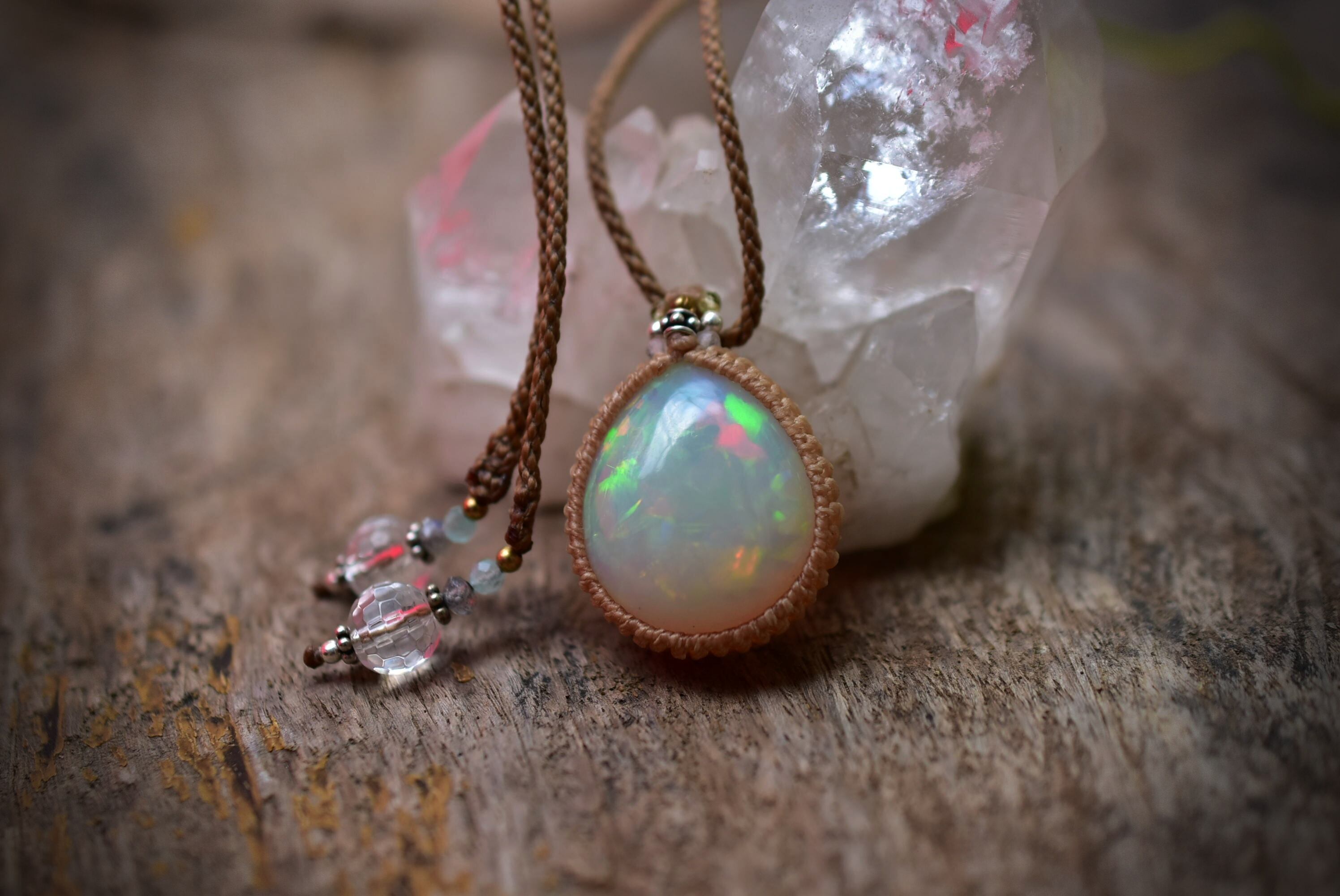 虹色オパールのマクラメネックレス 虹プリズム☆32.5ct☆プレシャスオパール マクラメペンダントA5