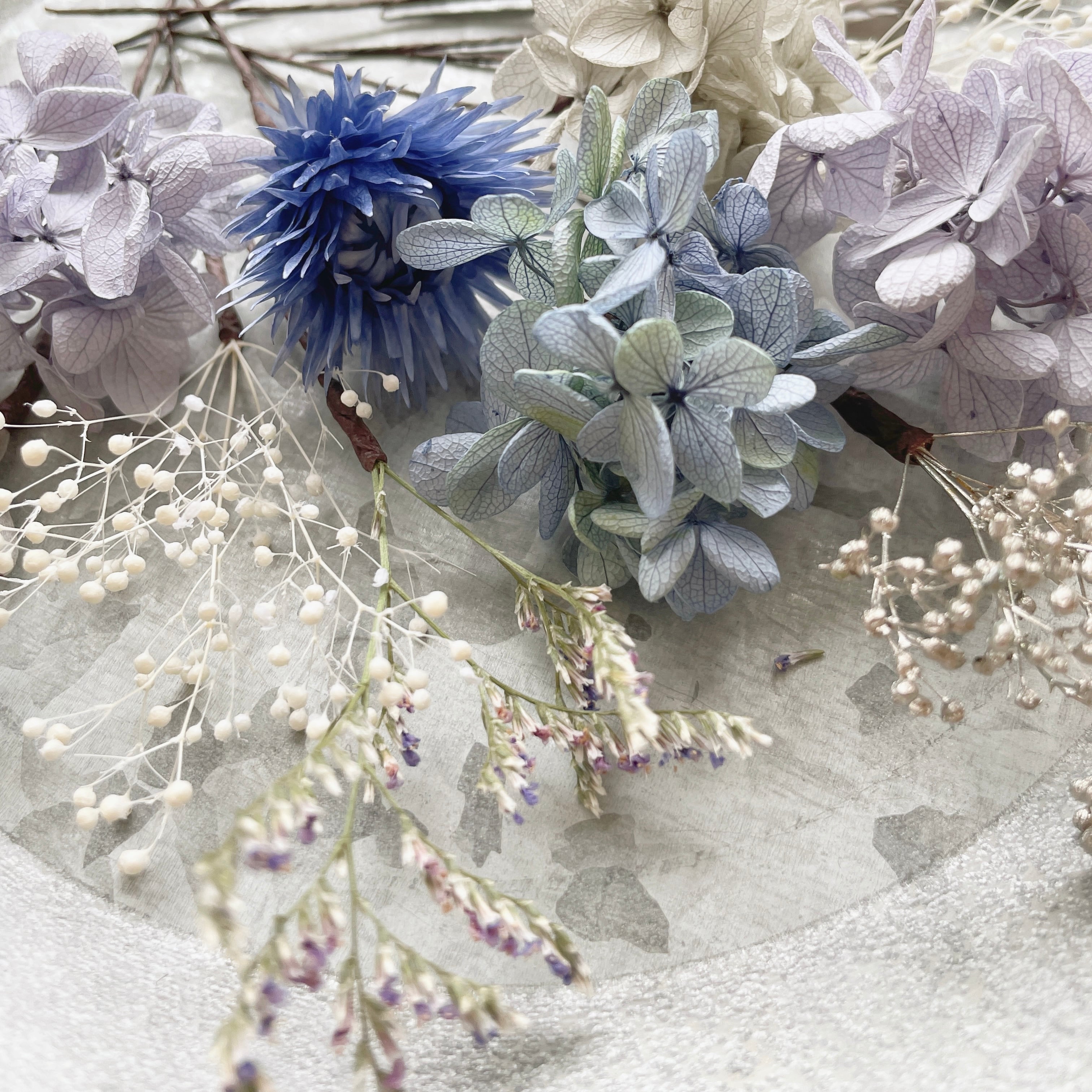 かすみ草と大人ブルーのヘッドドレス ✲ ウェディング ブライダル 卒業式成人式 着物 袴 髪飾り ヘアパーツ 青 ドライフラワー ユーカリ 紫陽花