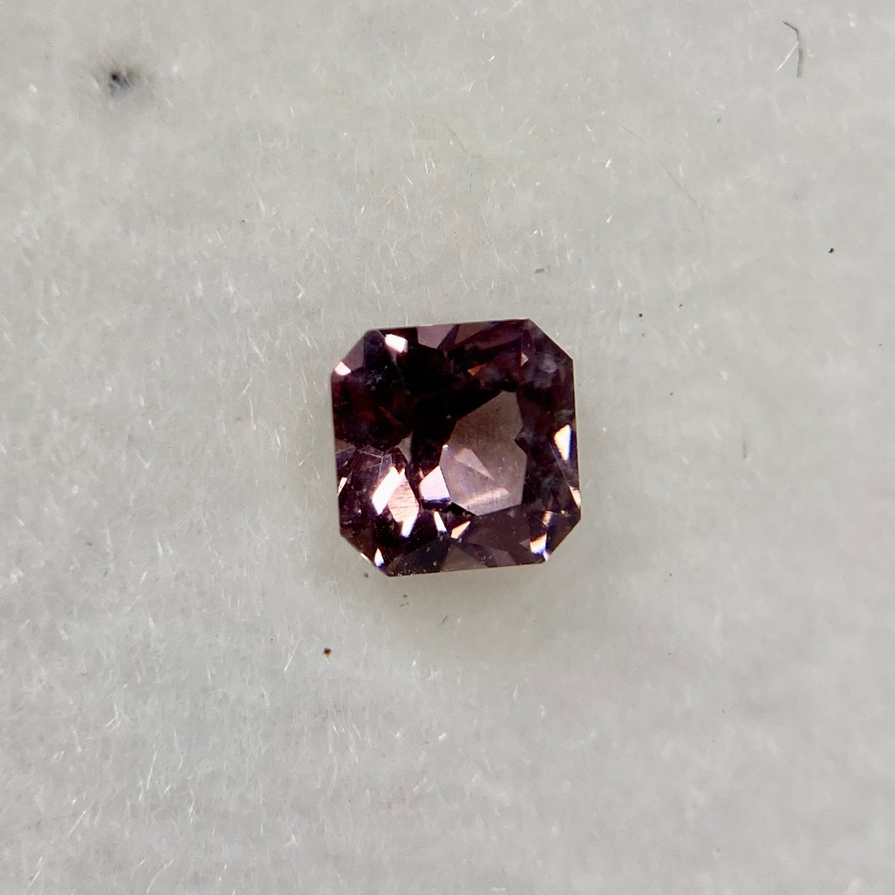 クッションみたいなスピネル 約4mm*4mm C-4