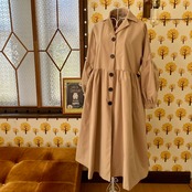 レトロなふんわりトレンチコート