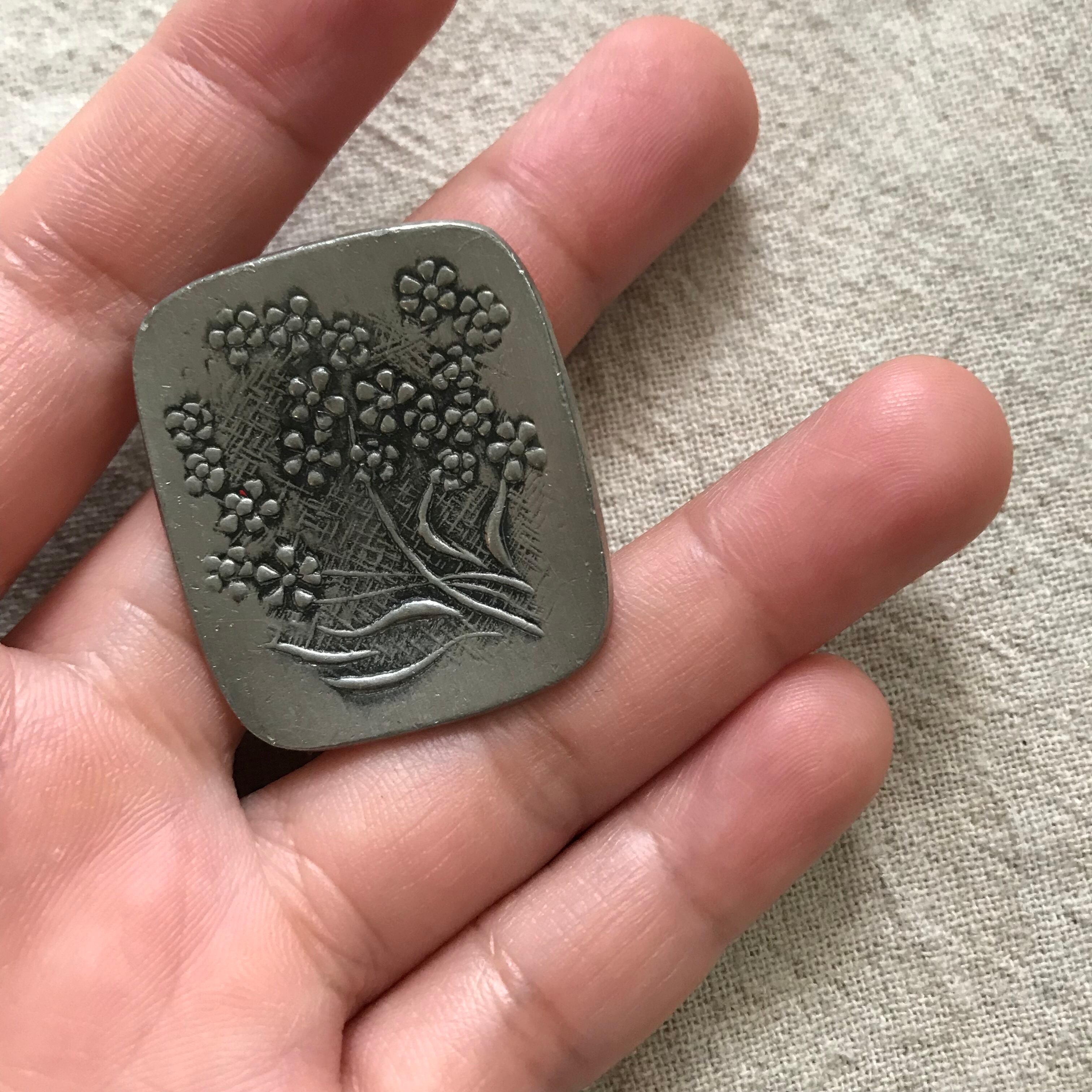 ピューターのブローチ 小花