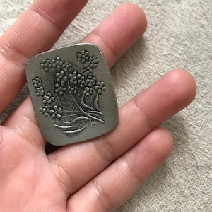 ピューターのブローチ 小花