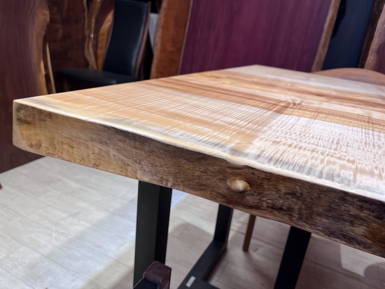 栃（トチ）_1570×890-965-750×50_青山店_テーブル天板/一枚板 231992