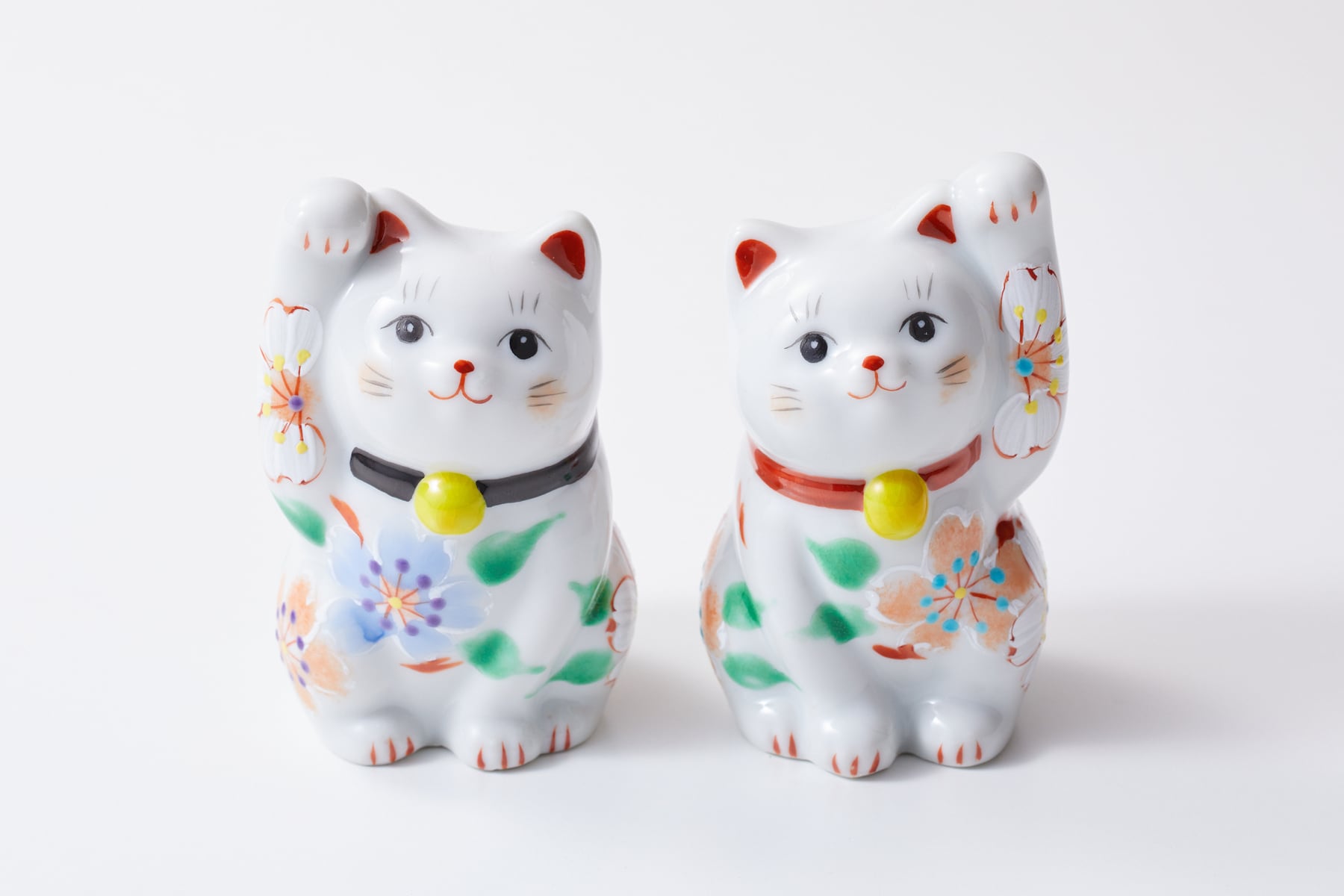 招き猫（右） 彩日和【染】 | 虚空蔵窯｜石川県能美市の九谷焼の窯元