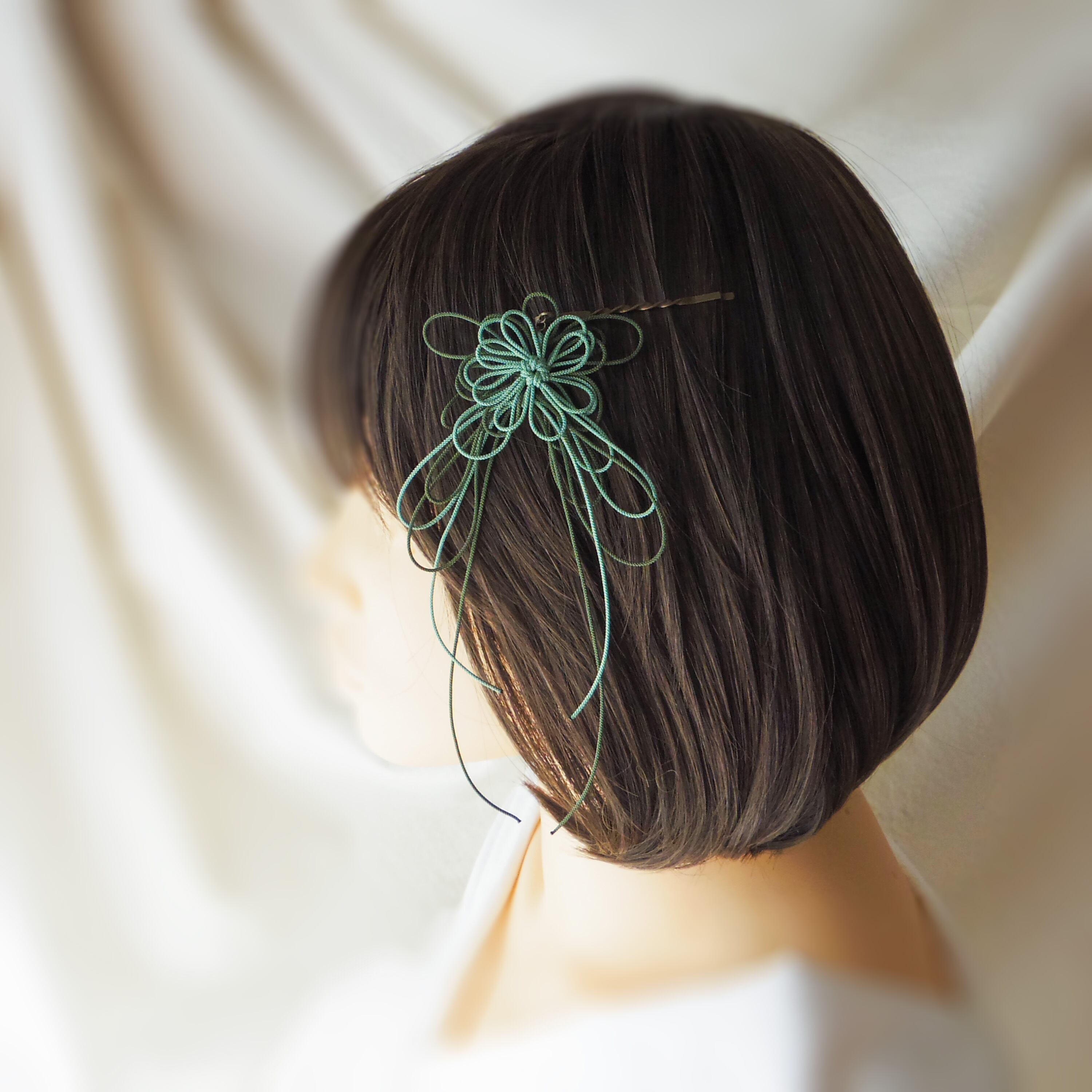飾り結びヘアピン「歩み、おだや」(淡緑×深緑)【軽量快適】ショートヘアも簡単和風アレンジ。