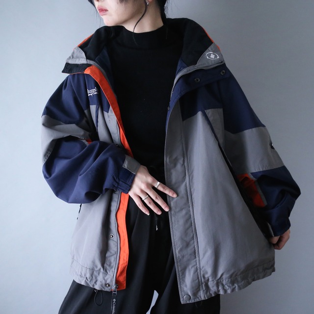 "Columbia" 3-tone good coloring over silhouette mountain jacket