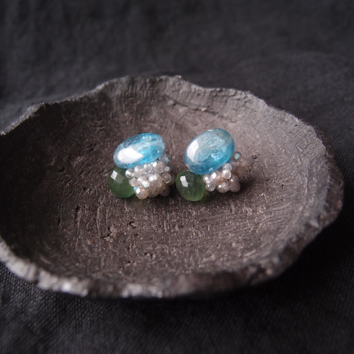 【天然石刺繍/ピアス】 Kyanite × Coated Labradorite × Serpentine Earrings
