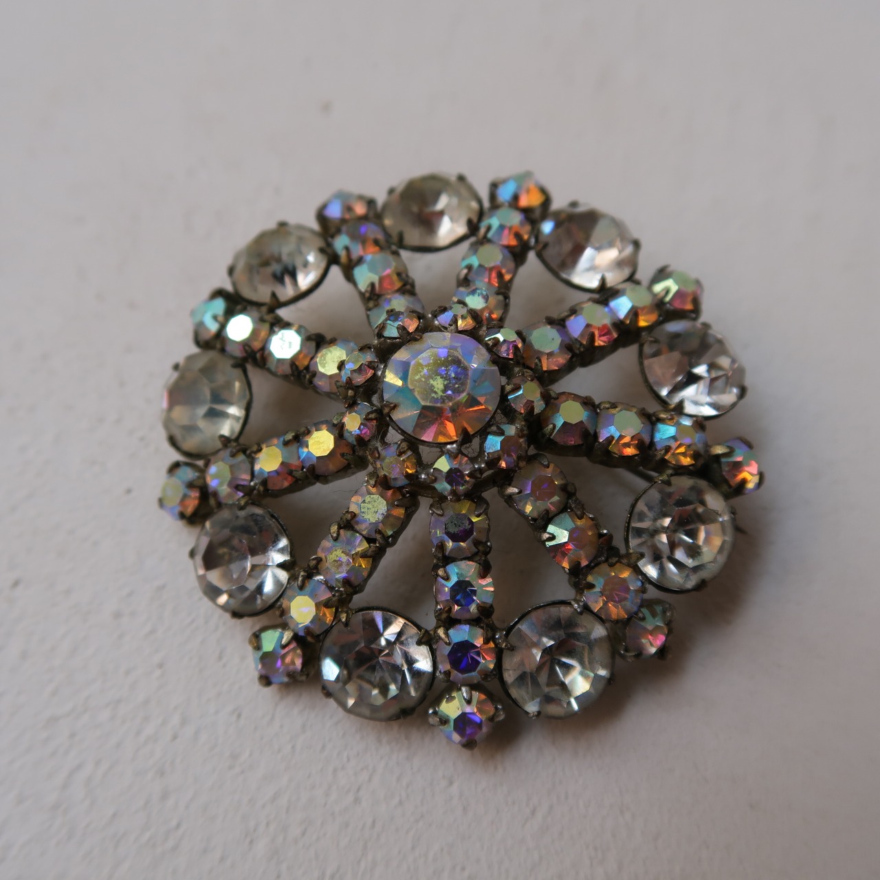 雪の結晶のブローチ