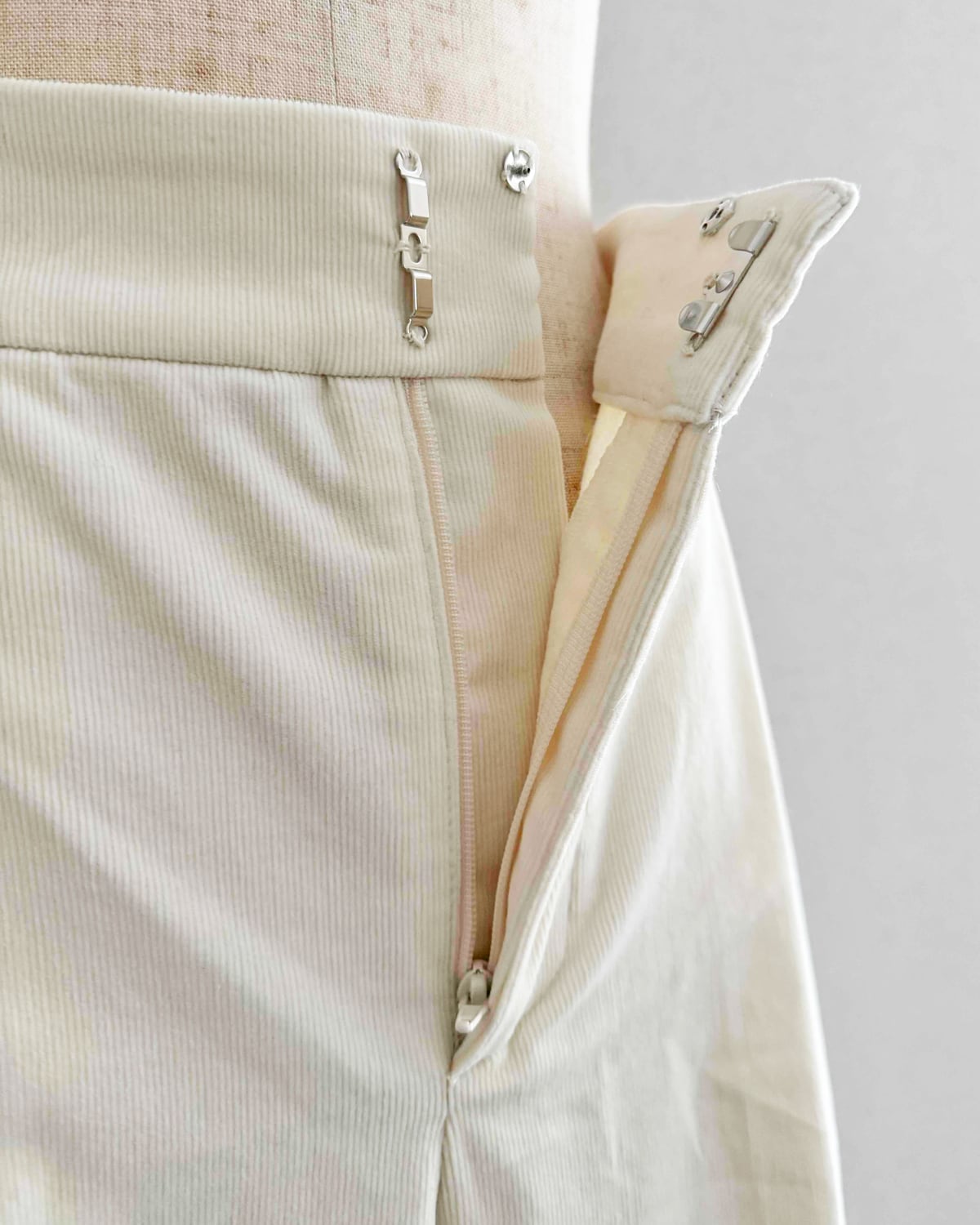 新色入荷！】コーデュロイパンツ / ワイドストレート / センタープレス