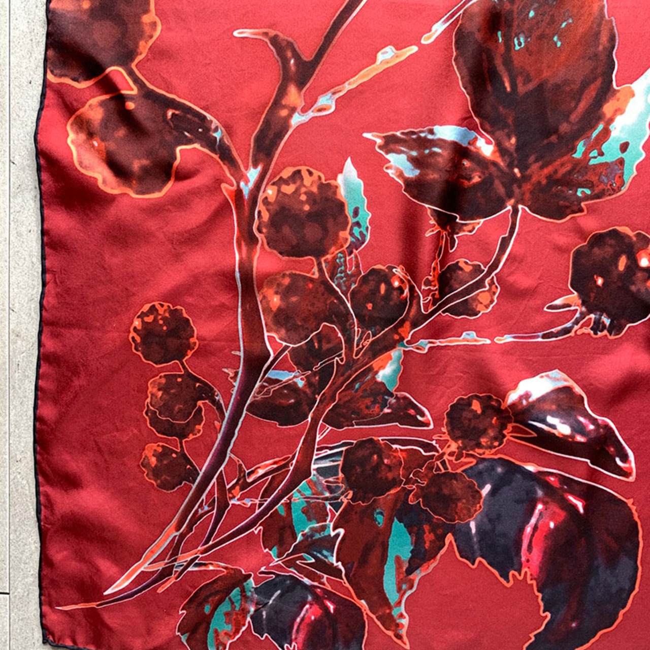 シルクスカーフ 赤 植物模様　写真風　モダン　レトロ 12ACch40