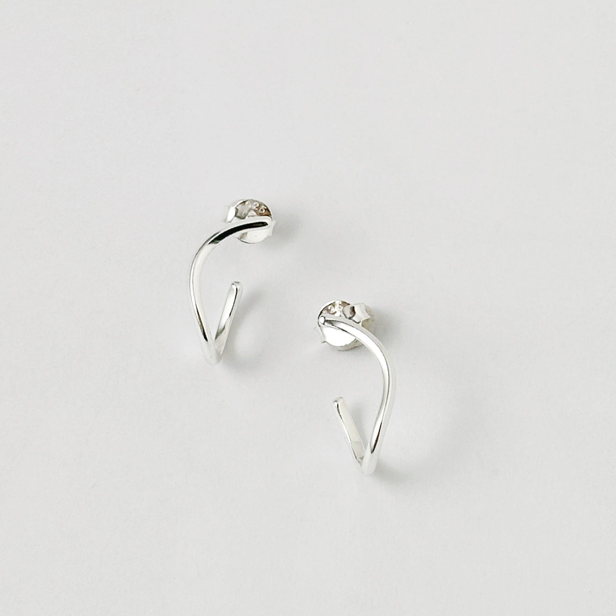 クネット ハーフ スタッドピアス