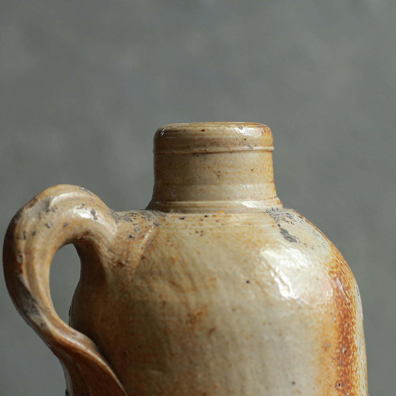 ドイツからやって来た陶器のボトル 中 3
