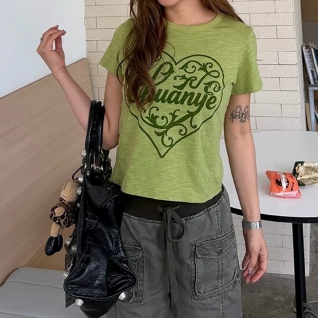 アラベスクハートグラフィッククロップドTシャツ 2col   R02449