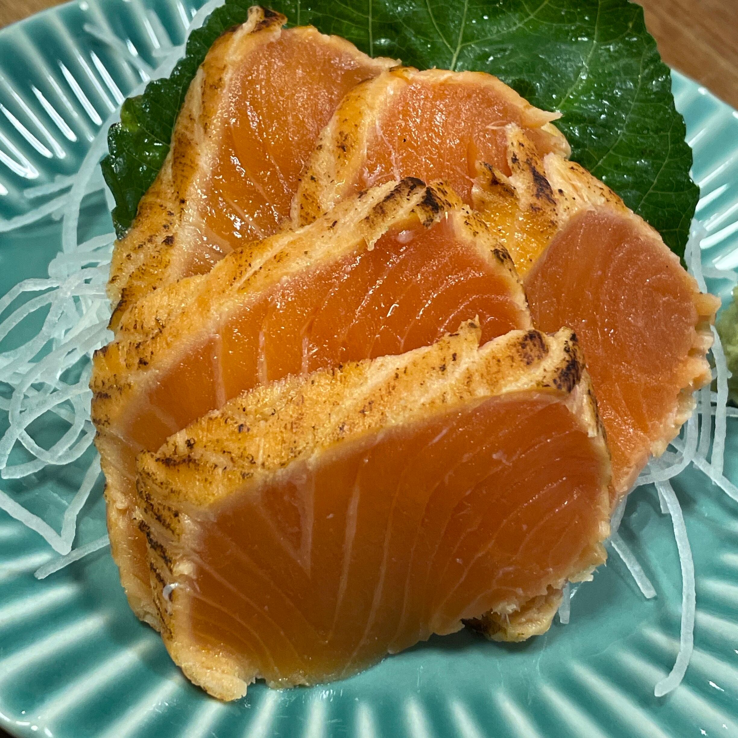炙りの風味が香ばしい】炙りサーモン 約120g 1本 | まぐろや