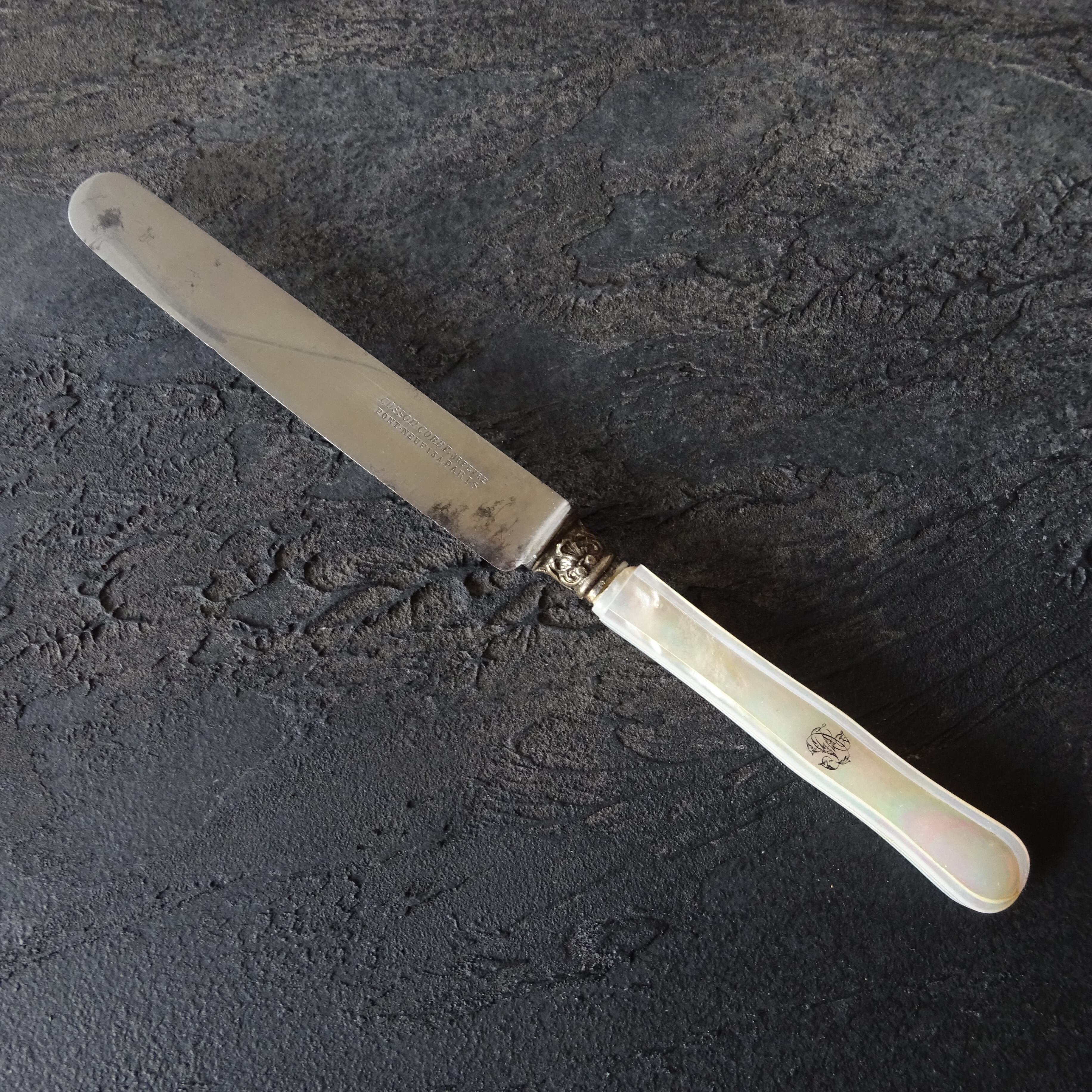 Couteau de table ancien manche en nacre chiffre et virole argent (I)