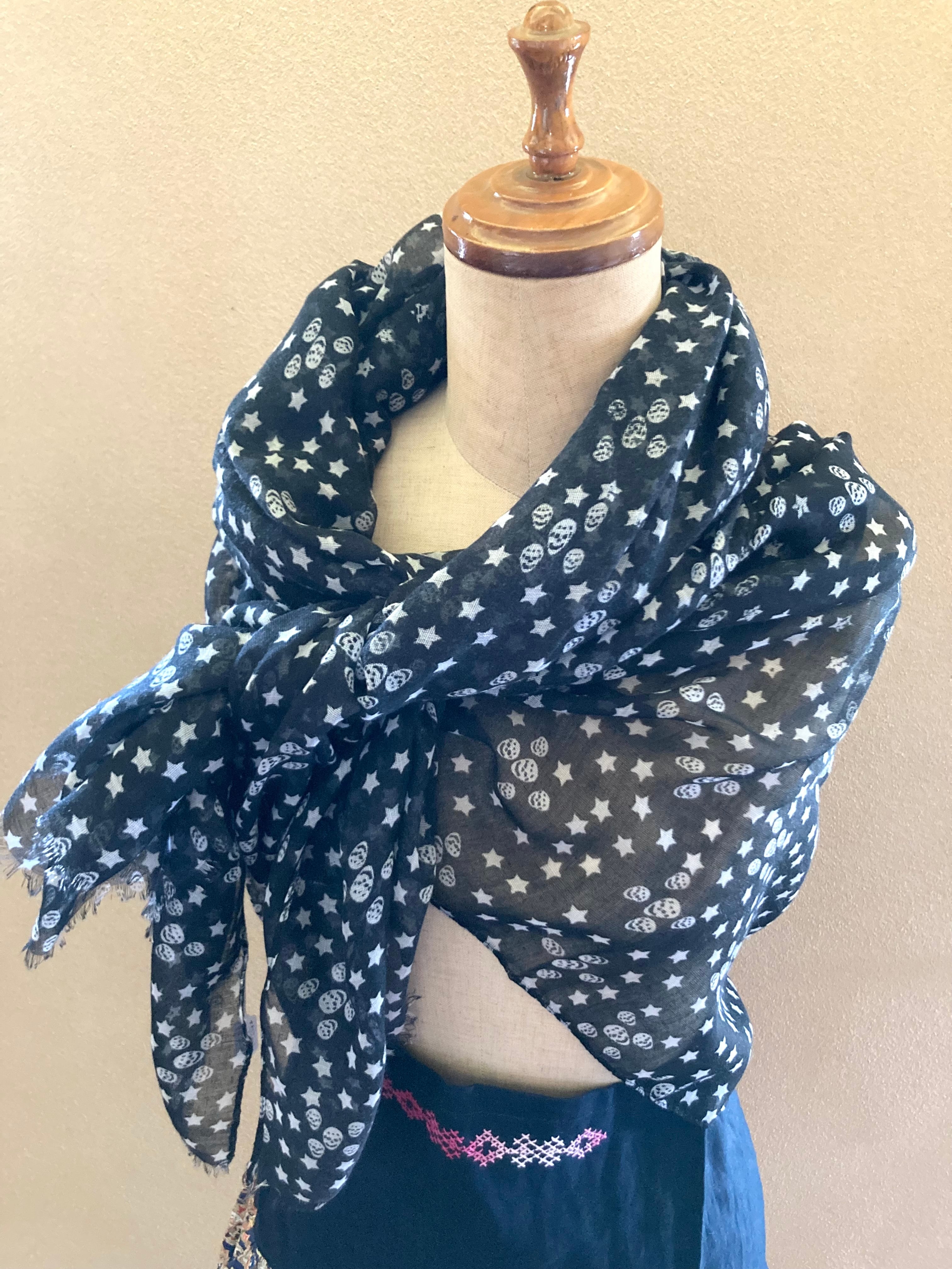 洗える大判ストール ブラック スター＆スカル柄 | 世界の輸入雑貨