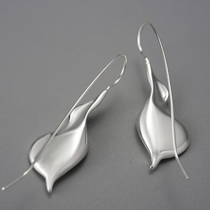 オランダカイウのピアス - 耳元を華やかに彩る　R424