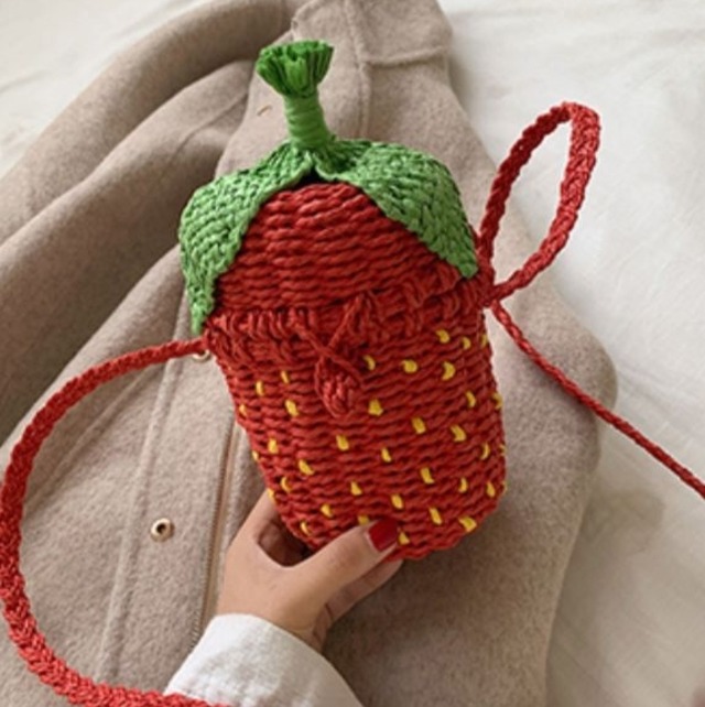 バッグ レディース カゴバッグ かごバッグ 鞄 かばん カバン bag ショルダーバッグ 肩がけカバン フルーツ 可愛い かわいい いちご イチゴ 苺 カジュアル お洒落 おしゃれ オシャレ ラブリー キュート 個性的 苺 ストロベリー レッド 赤 斜めがけバッグ 誕生日 バースデー ランチ 公園 ピクニック ファッション コーデ スタイル モテ トレンド 流行 インスタ カフェ デート お出かけ ショッピング お買い物 学生 大学生 休日 女子会 旅行 10代 20代 30代 韓国 韓国系 普段使い