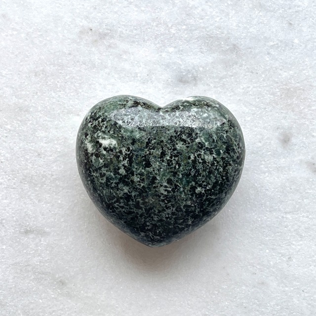 プレセリブルーストーン　ハート型　握り石【特選】【レア】イギリス産　（ポーチ付き）　3714