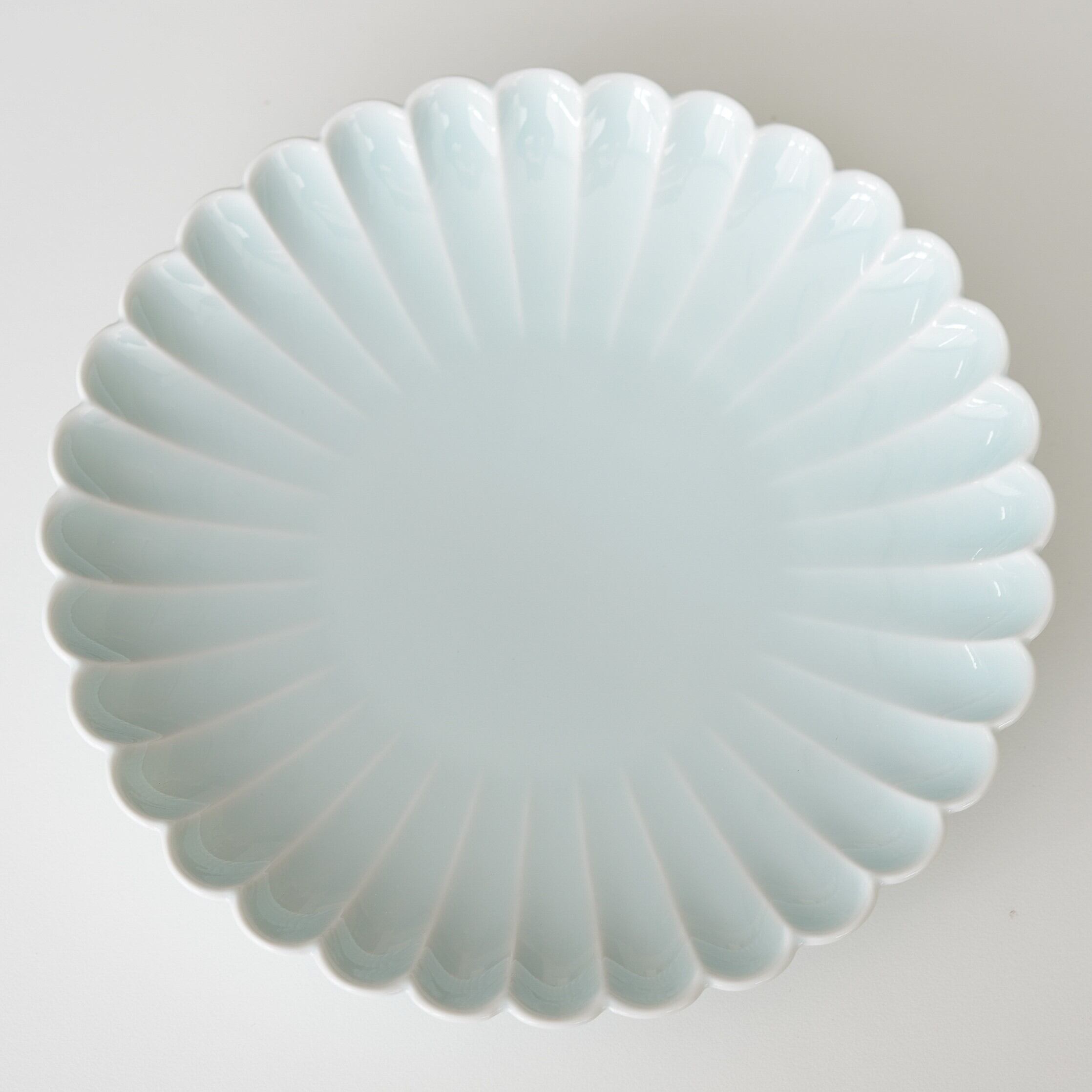 【日本製】中皿 青白釉 波佐見焼 菊彫