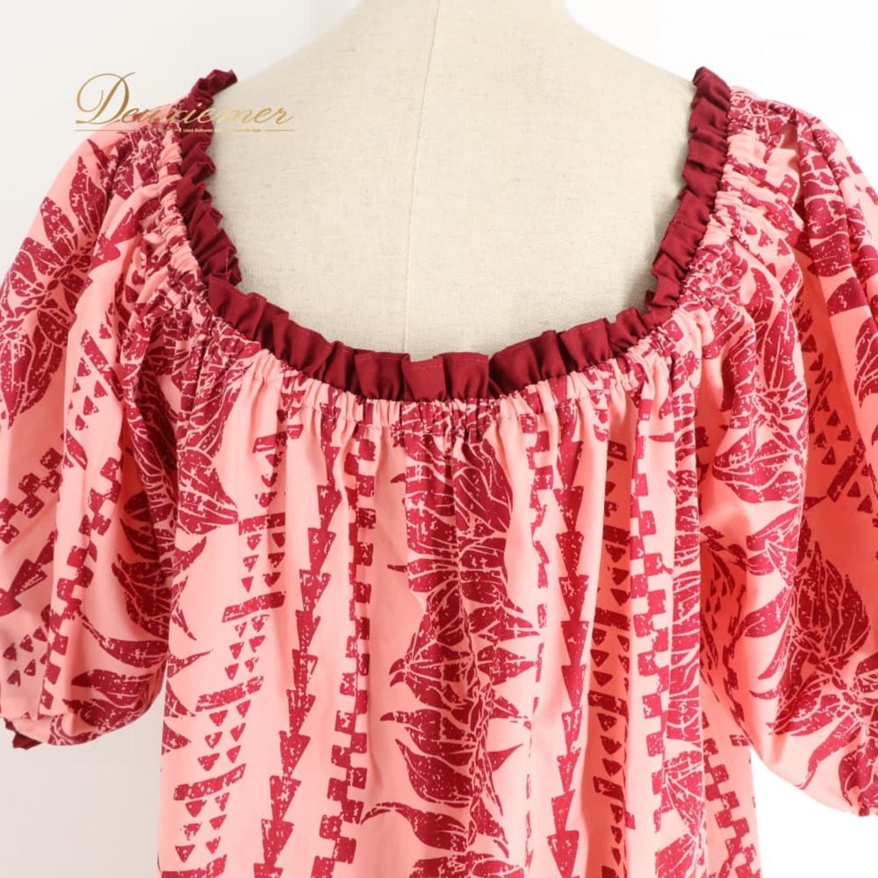フラダンス 衣装 T&L MUUMUU FACTORY ムームーファクトリー ワンピース ドレス ピンク系 レッド系 ハワイアンプリント ハワイアンダンス ハワイアン アロハ フラ ダンス レッスン 練習 フリル フリル袖 グランジ加工 かわいい おしゃれ 華やか 鮮やか ダンス衣装 練習着 レッスンウェア スクエアネック 五分袖 ピンク 赤 あずき色 ハワイ製