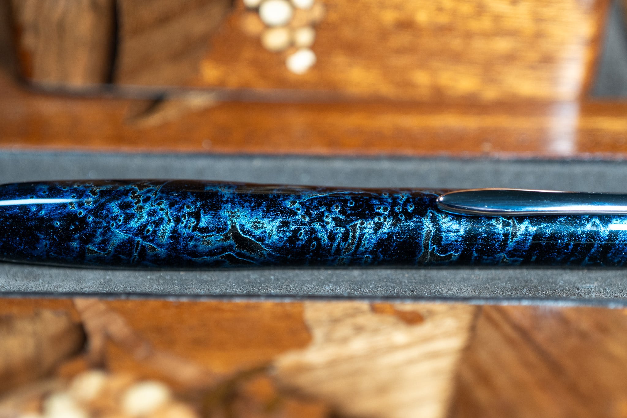 曜変天目】レッドウッド瘤 浮造り 受注生産品 | 木軸ペン工房 金杢犀
