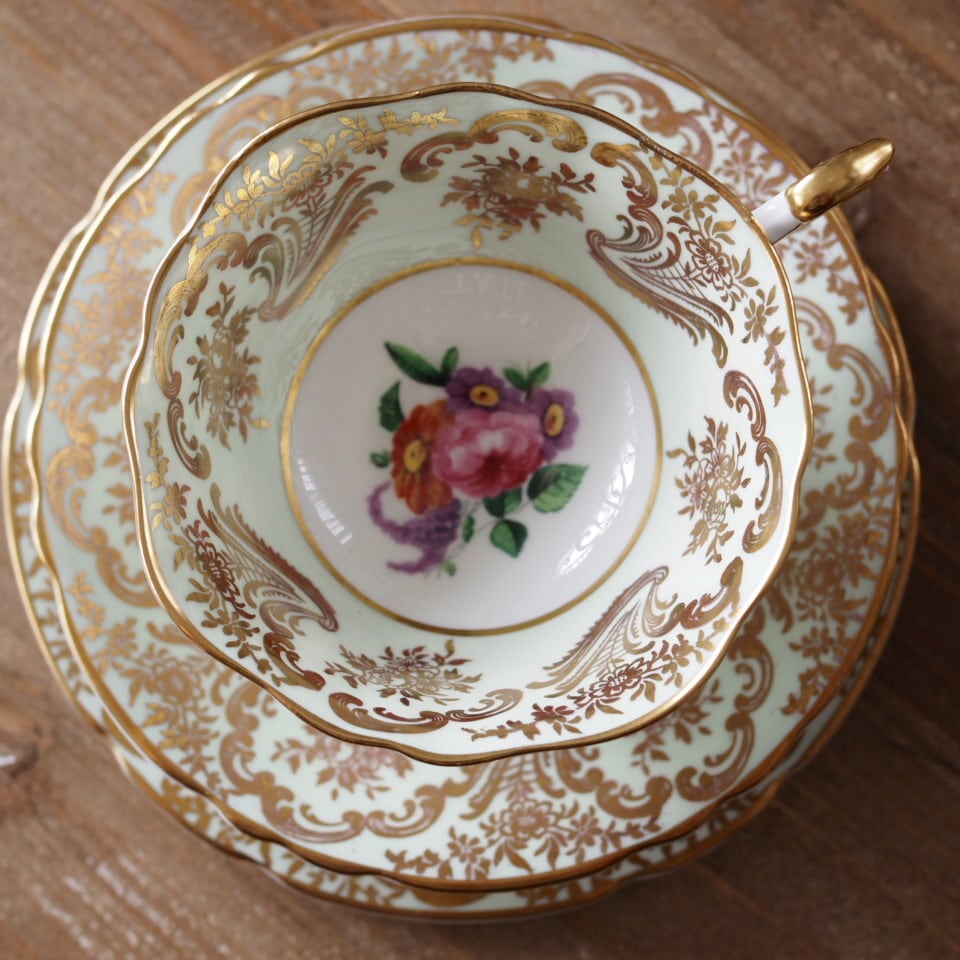 英国Paragonパラゴン 金彩ロココ 花絵 トリオ カップ＆ソーサー