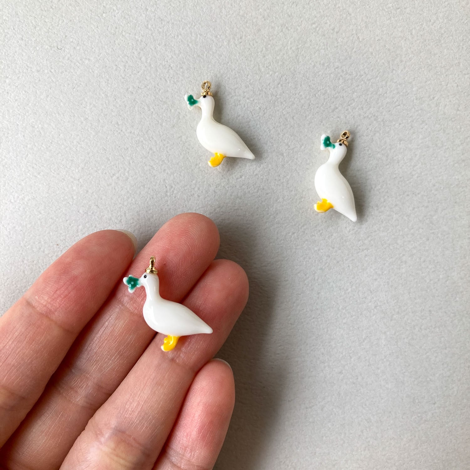 クローバーをくわえたアヒルチャーム | Dua-アクセサリーパーツショップ