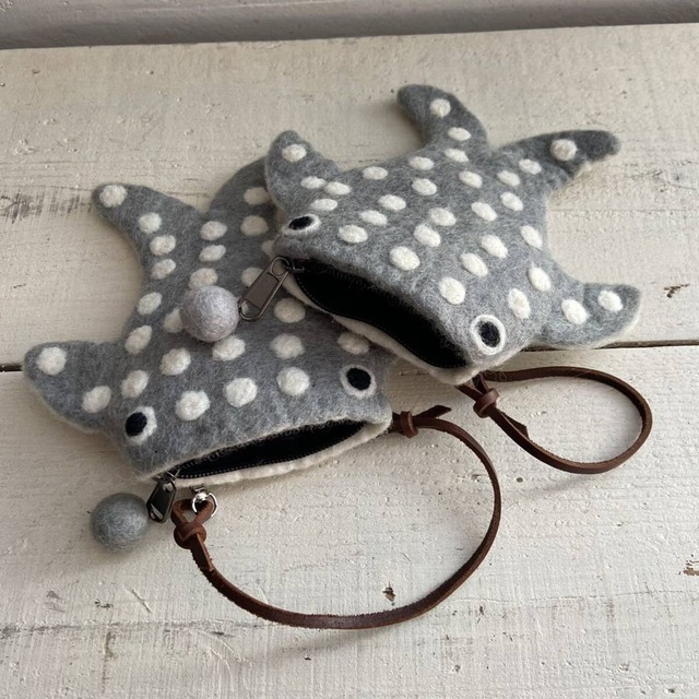 羊毛フェルト ジンベイザメ  コインポーチ ポーチ  フェアトレード