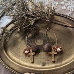 ブラス製クロスとキラキラビジューのフェイクファーのサークルピアス