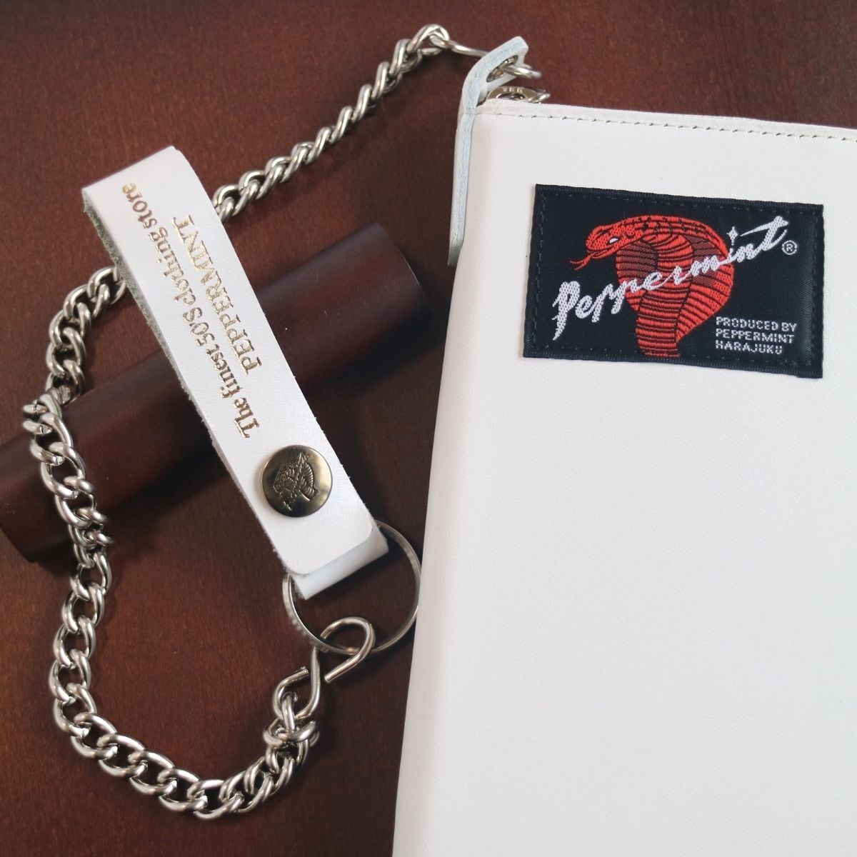 総革コブラタグ ラウンドファスナー ウォレットチェーン付き 白 RSW