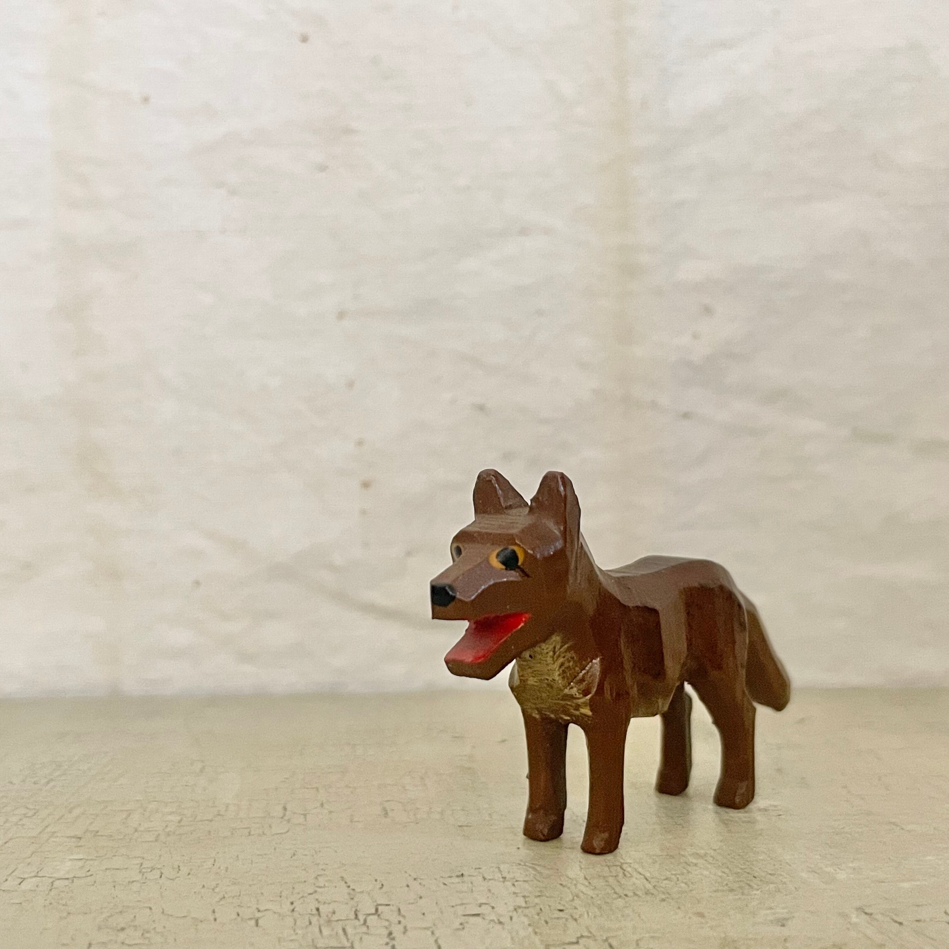 小さな木のオオカミ