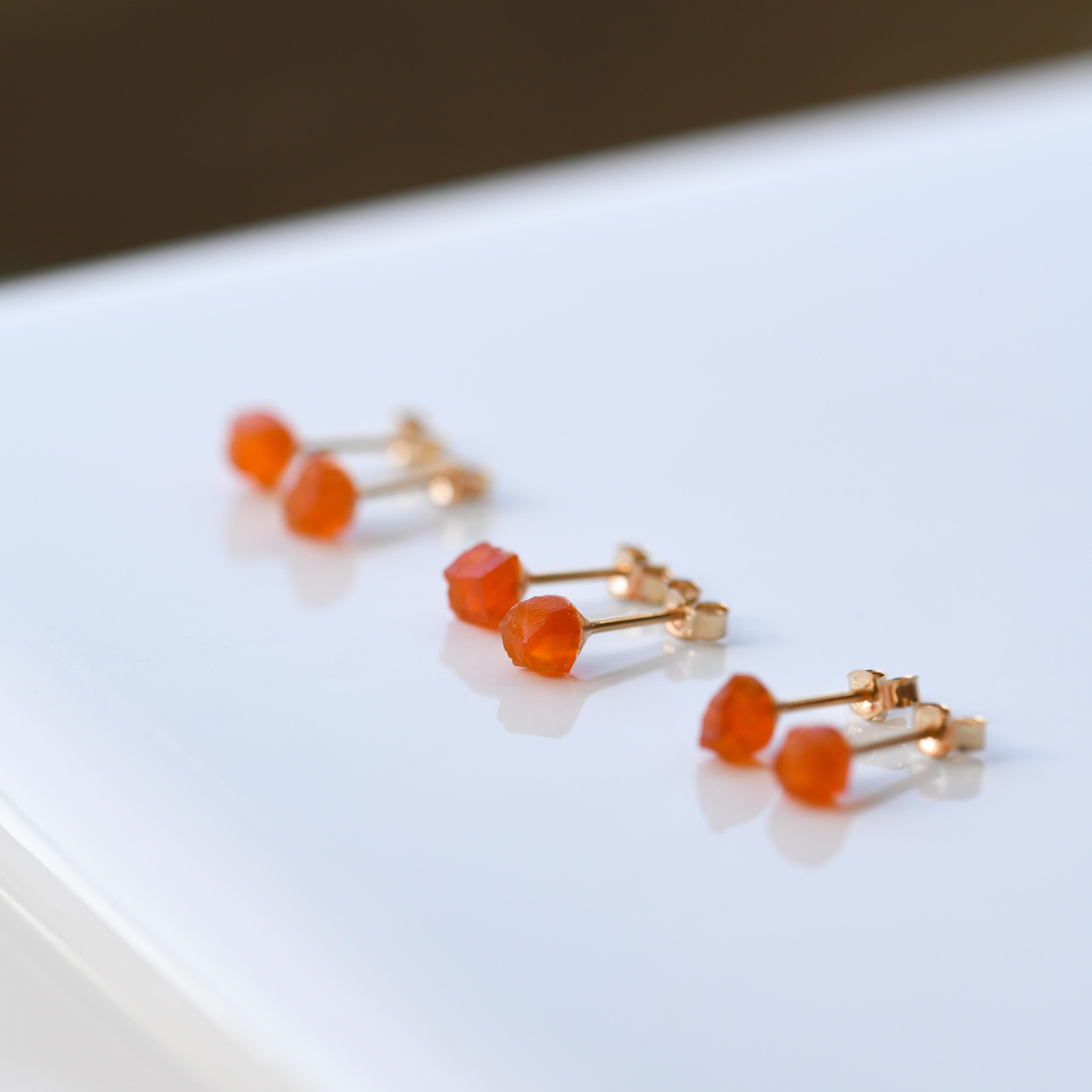 カーネリアン ミニピアス 原石 鉱物 天然石 シンプル 仕事 オフィス