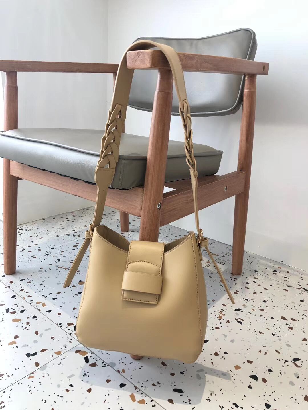 フラップショルダーバッグ