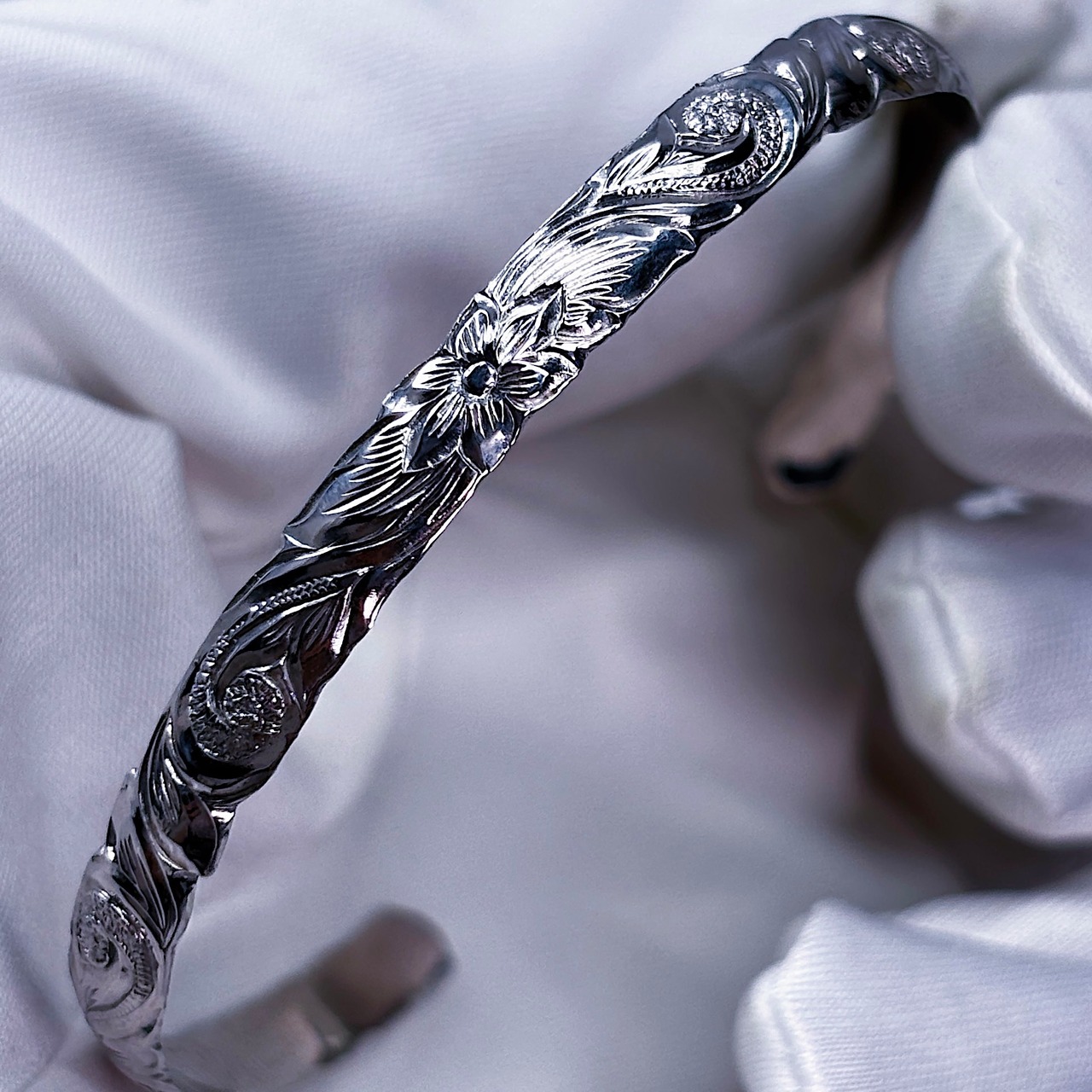 Classic Hawaiian Bangle -lucky plumeria / Silver-