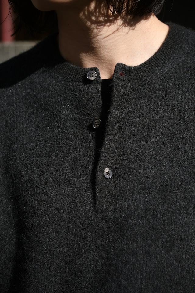 BATONER / CASHMERE FOX HENLEY NECK (Charcoal)