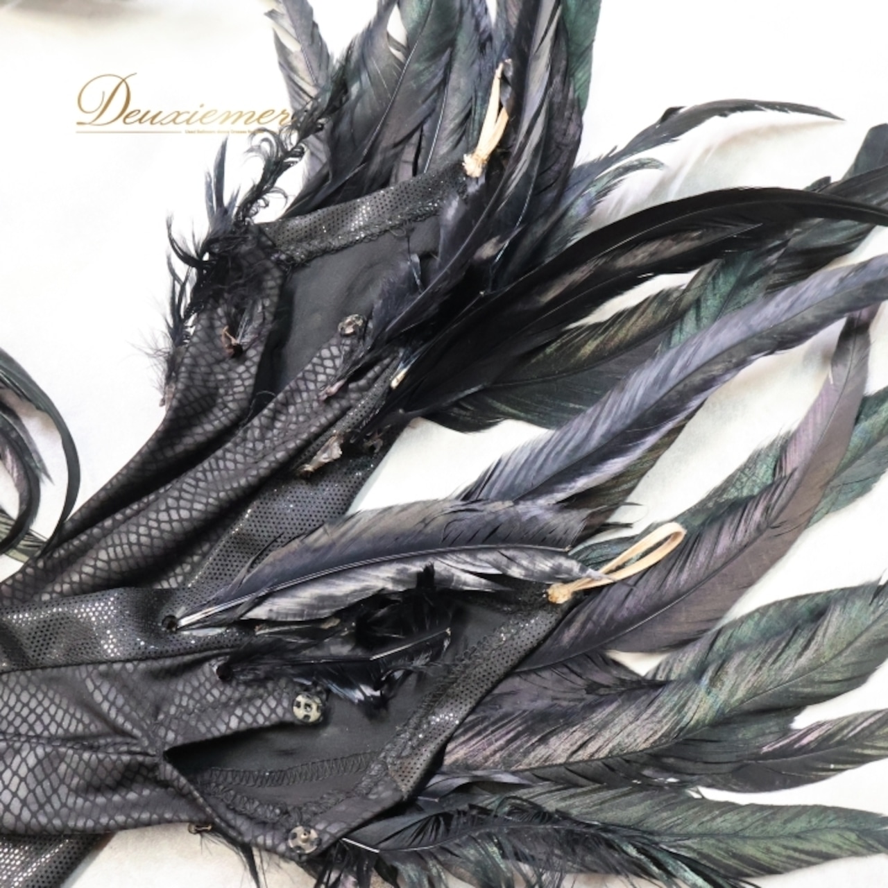 社交ダンス 衣装 ラテン ドレス ワンピース 黒 羽 デモ 競技 ダンス パーティ 発表会 襟 目立つ 個性的 特徴的 細身 ブラック系 コスチューム 豪華 レディース おしゃれ 目を引く 魅力的 派手