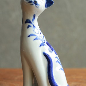 そっと目を閉じた、美しい模様のネコ 2