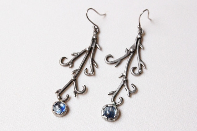 カイヤナイトのボタニカルピアス