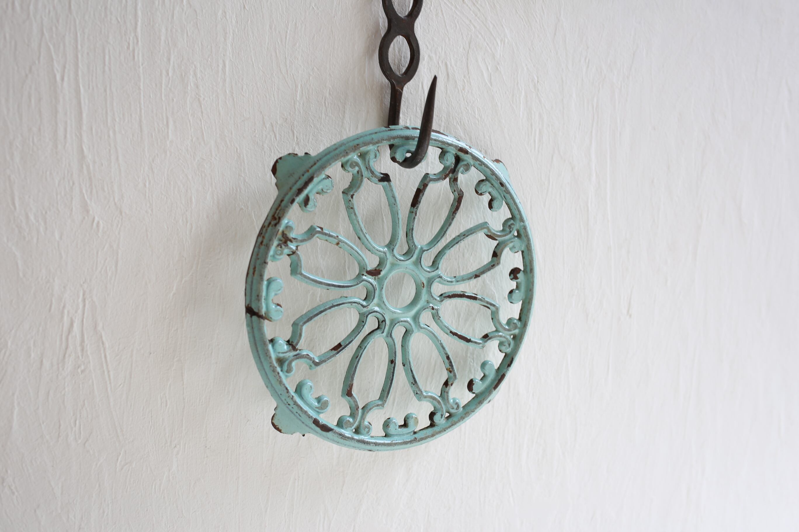 フランス アンティーク ヴィンテージ 鍋敷き トリベット 鋳物 アイアン製 ターコイズブルー N-03910