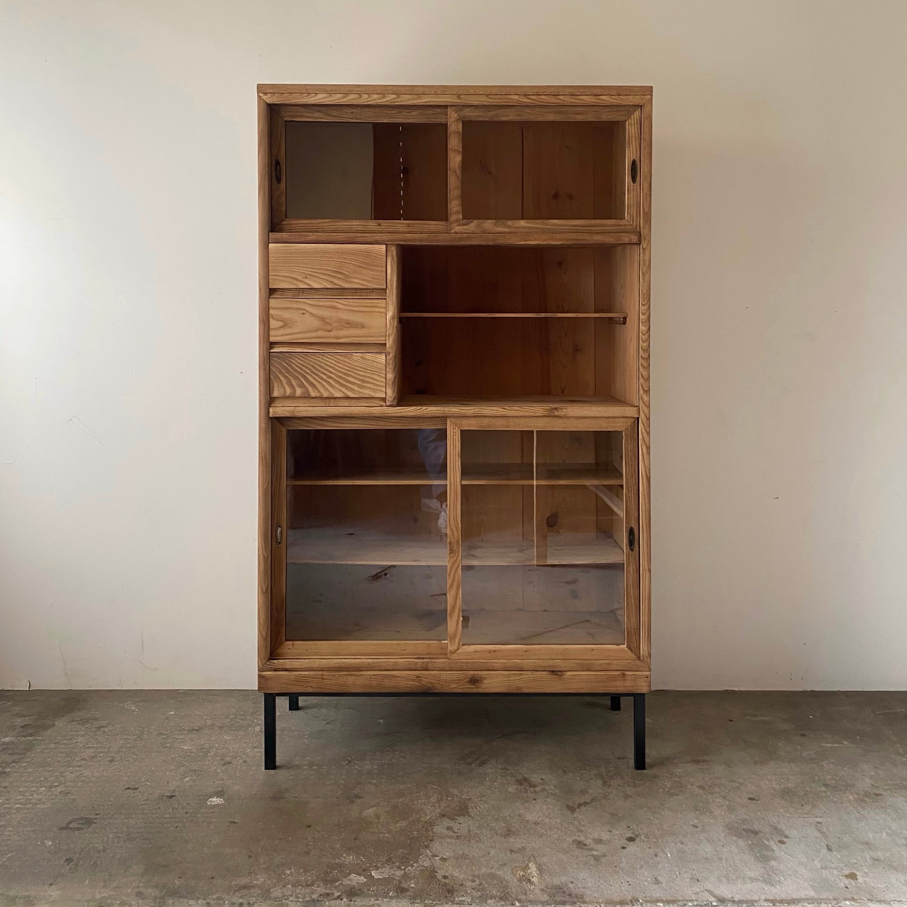 鉄脚のキャビネット　0986