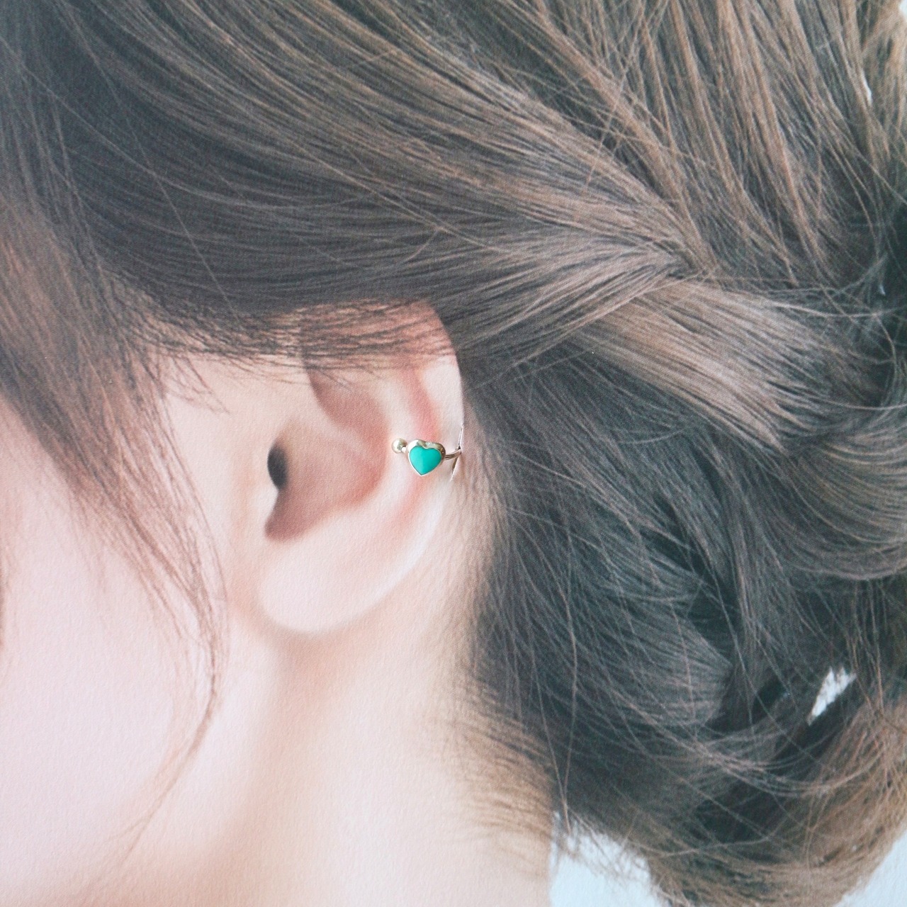 ターコイズブルー　ワンポイントハートイヤーカフ