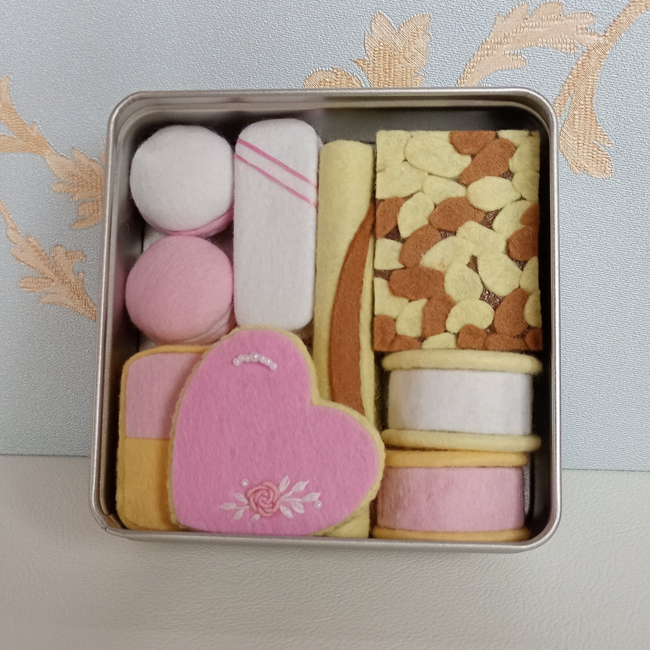 カナの青い箱【フェルト＆刺繍のおままごと】