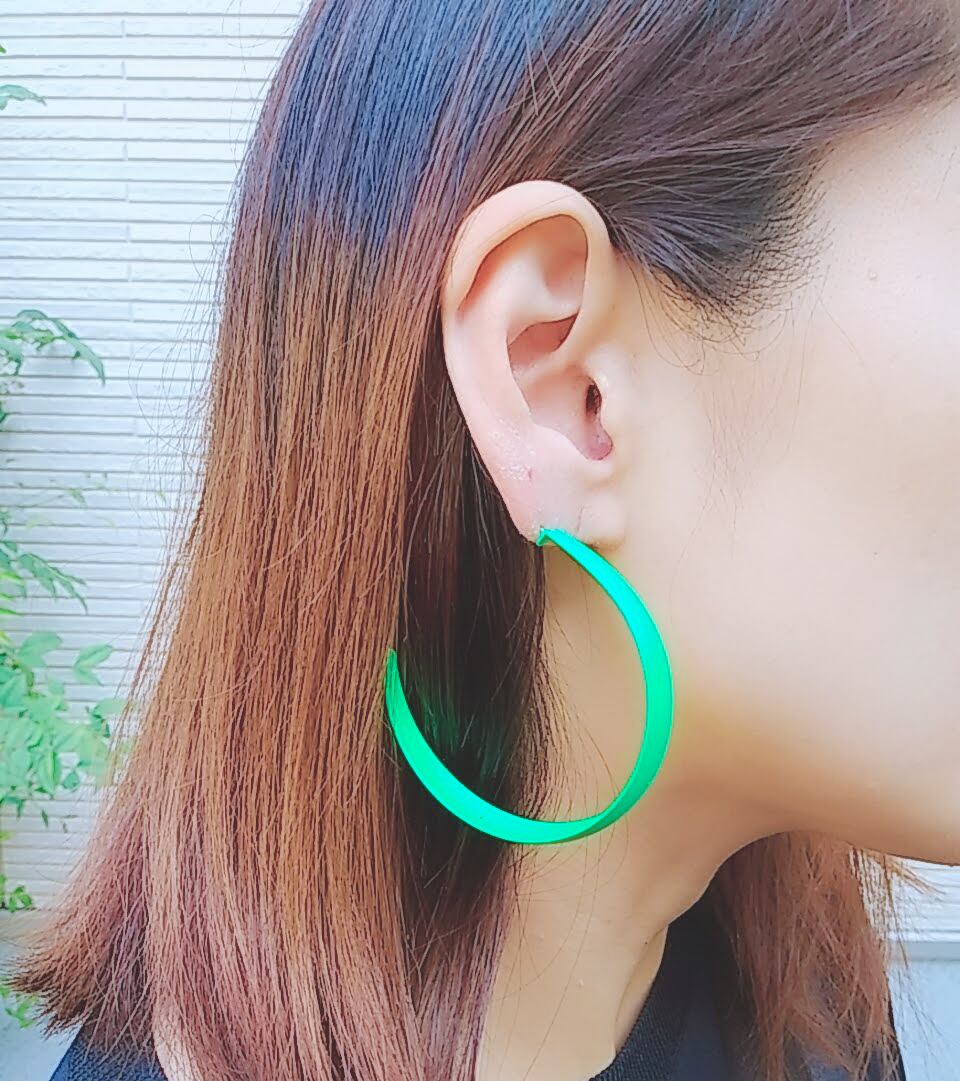 幅広フープピアス ネオングリーン ネオンカラー 蛍光 イベント ダンス 発表会 派手 カラフル 個性派 アクセサリー 明るい ハッピー 原宿系