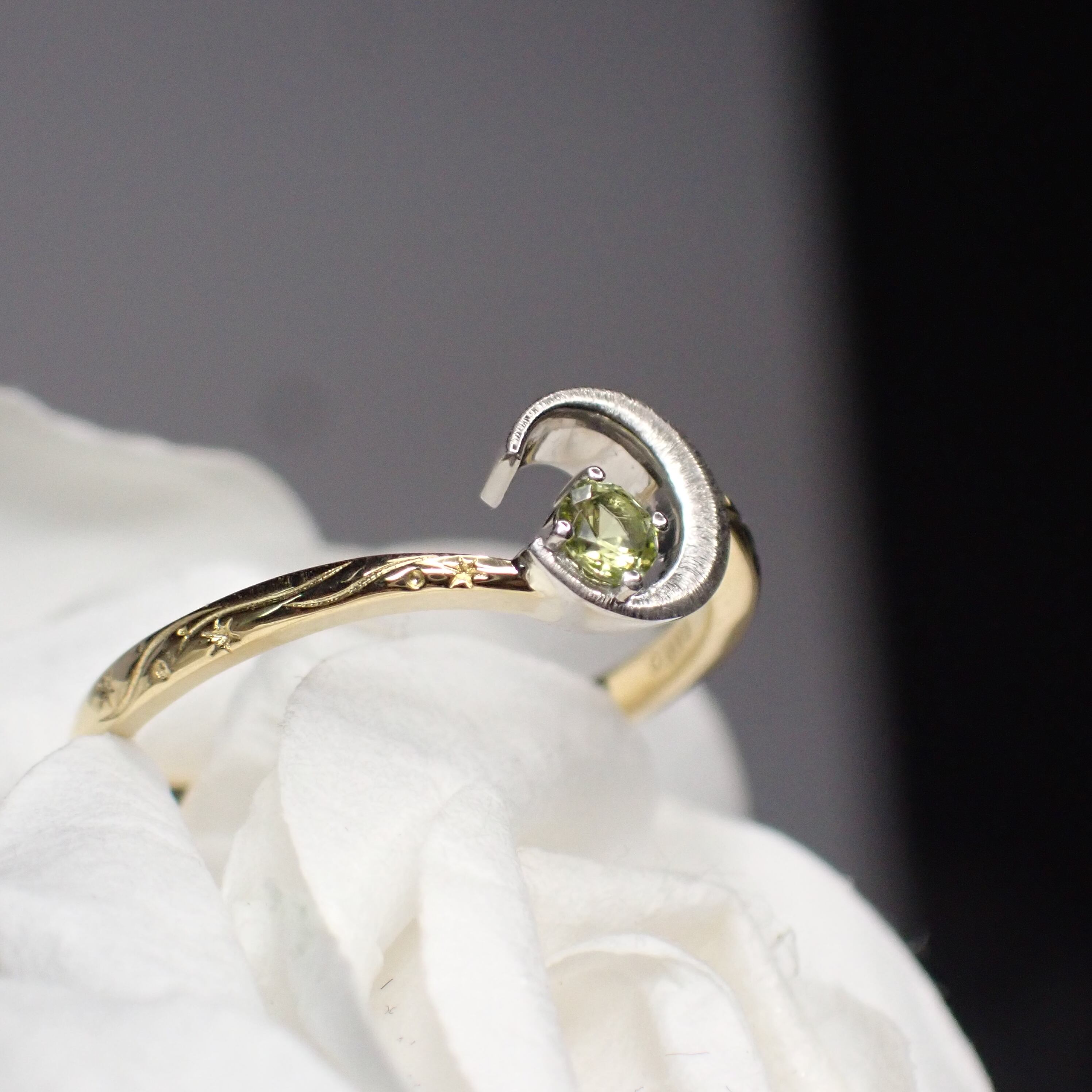 パラサイトペリドット 0.268ct オーバルカット ルース（กระจกสีดํา 