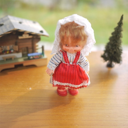 民族衣装人形　赤いエプロン　ARI　ドイツ