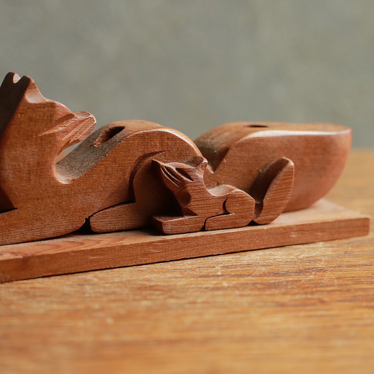 ペン立てになる、味わい深い木彫りのキタキツネ