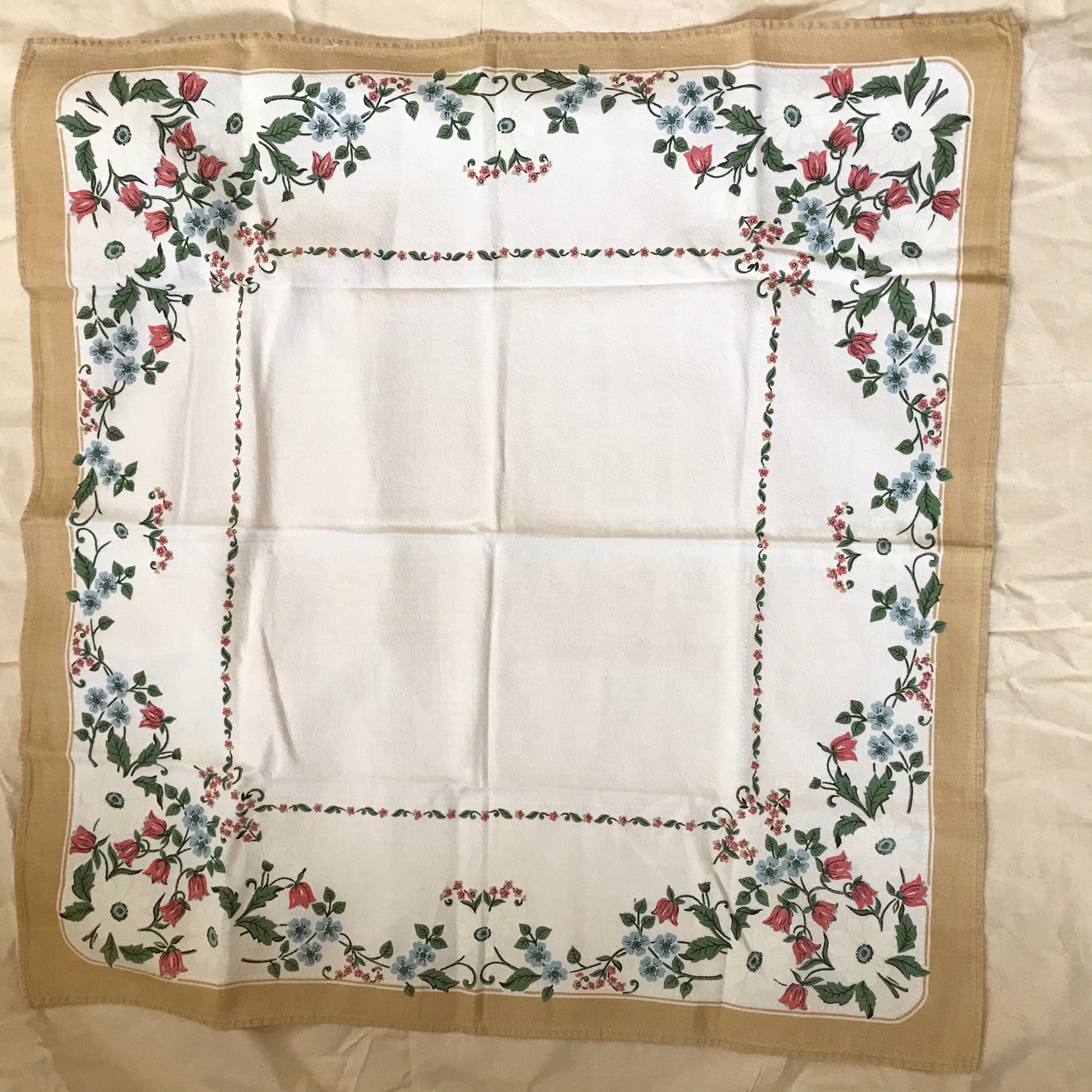 ピンクと水色の花模様の布