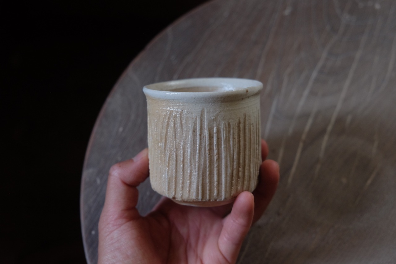 伊黒陶石鎬湯呑/志郎　　　　　　Igro-porcelain clay fluted carving cup/Shiro