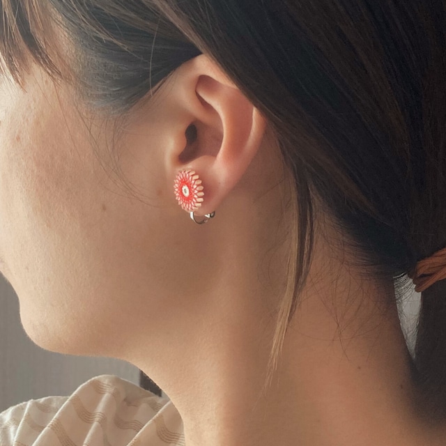 赤と白の小さなひと粒ピアス ピアス / イヤリング | おかもとかも 赤と白の小さなひと粒ピアス ピアス / イヤリング | おかもとかも